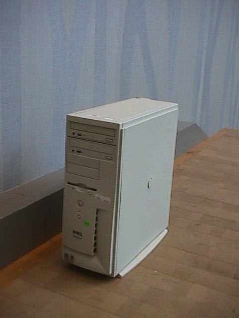 photo of a dell dimension 4100 sitting on the rest area just outside the portland retro gaming expo